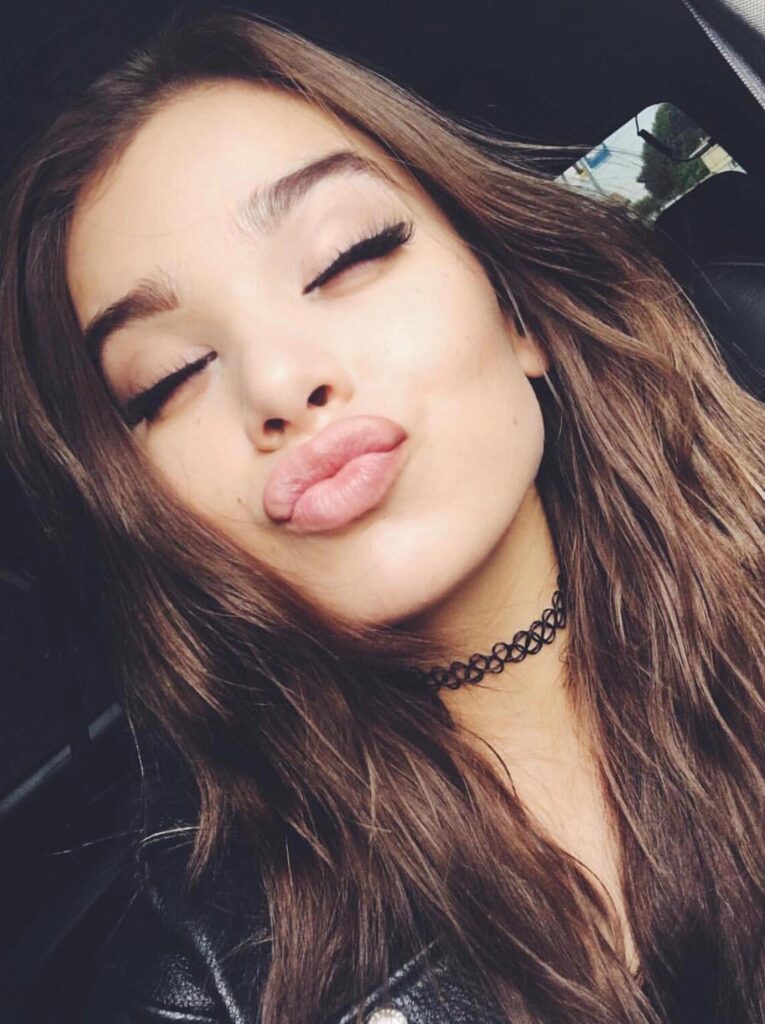 Hailee Steinfeld - Girl Selfie